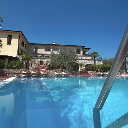 Comfortable Holiday Home In Soiano Del Lago With Lakeview