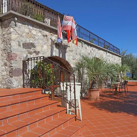 Comfortable Holiday Home In Soiano Del Lago With Lakeview Сasa de vacaciones